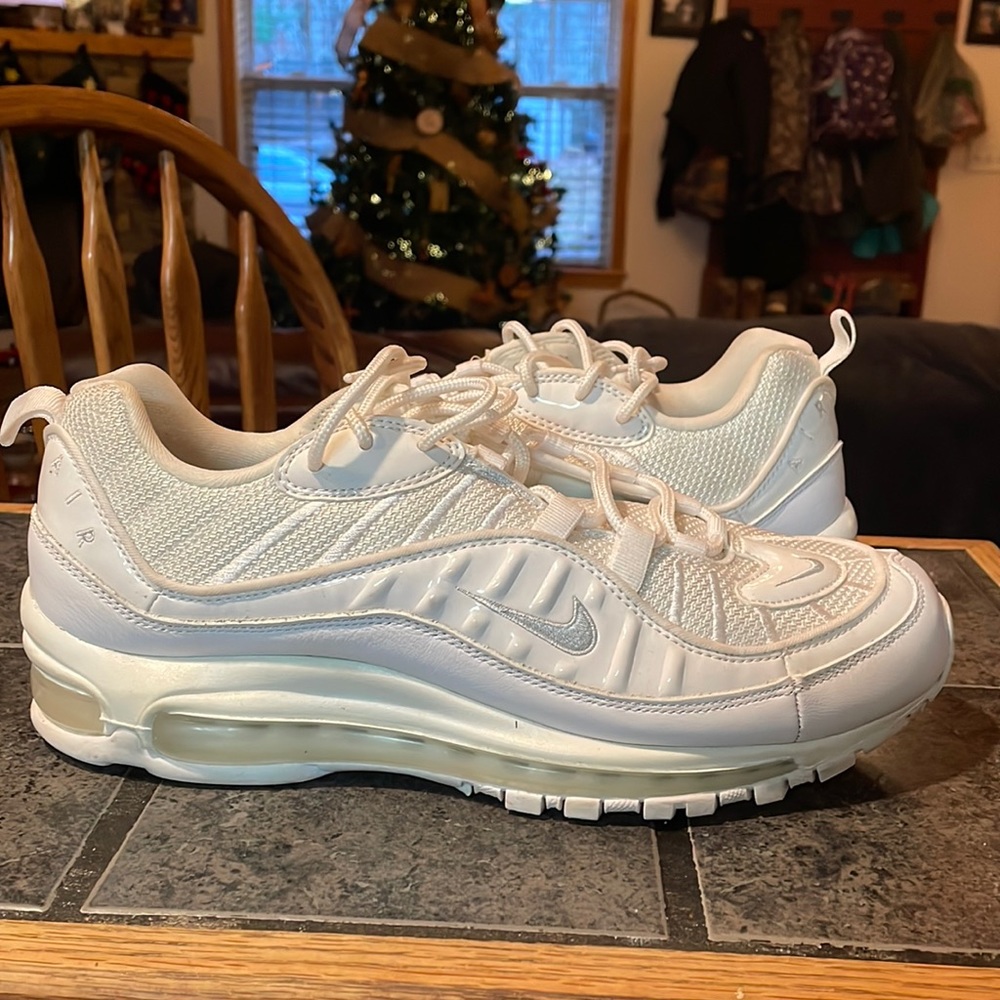 Mens Nike Air Max 98 Size 10.5, White Color, only worn once!